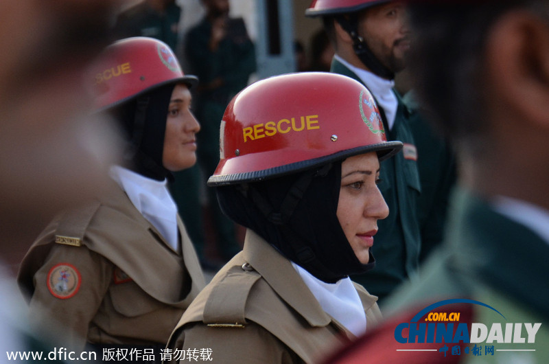 巴基斯坦女性救援队员参加检阅 英姿飒爽