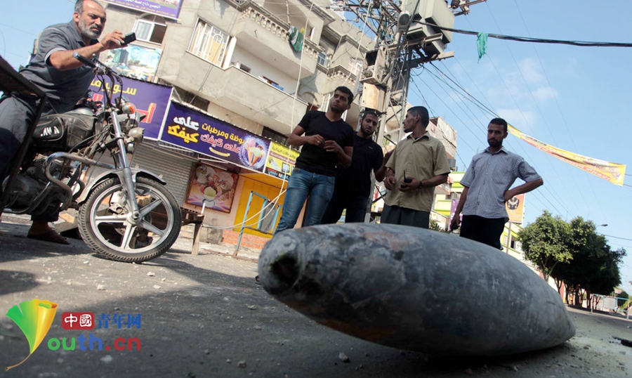 以色列一导弹落入加沙未引爆 民众大胆围观