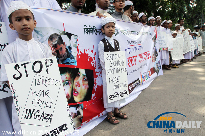 孟加拉儿童身着白衣街头示威 要求以色列停止空袭加沙