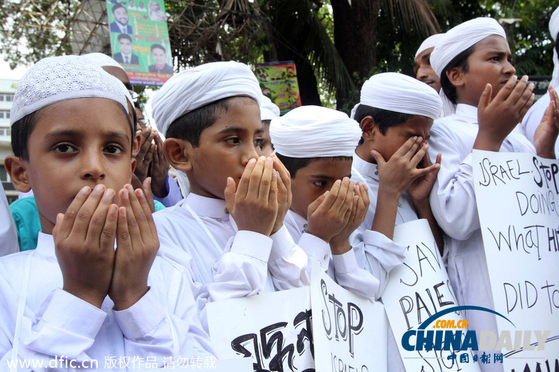 孟加拉儿童身着白衣街头示威 要求以色列停止空袭加沙