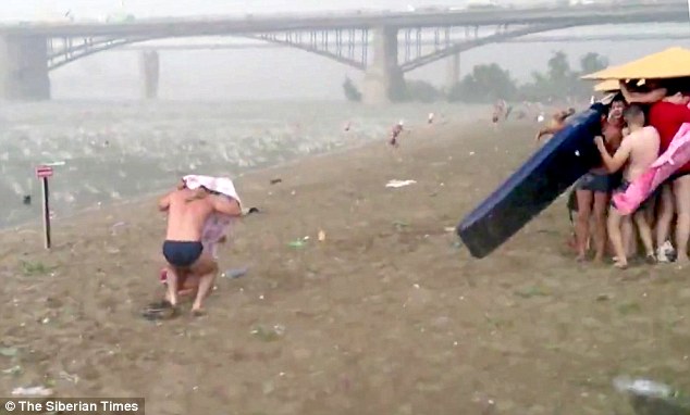 俄罗斯海滩酷暑天突降冰雹