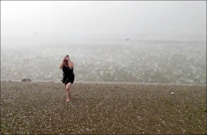 俄罗斯海滩酷暑天突降冰雹 游客尖叫四处躲藏