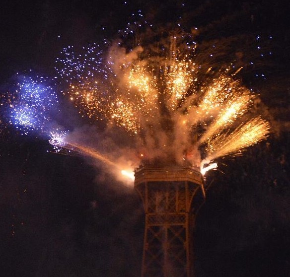 埃菲尔铁塔施放焰火庆祝法国国庆