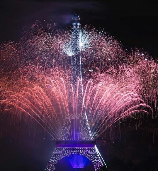埃菲尔铁塔施放焰火庆祝法国国庆
