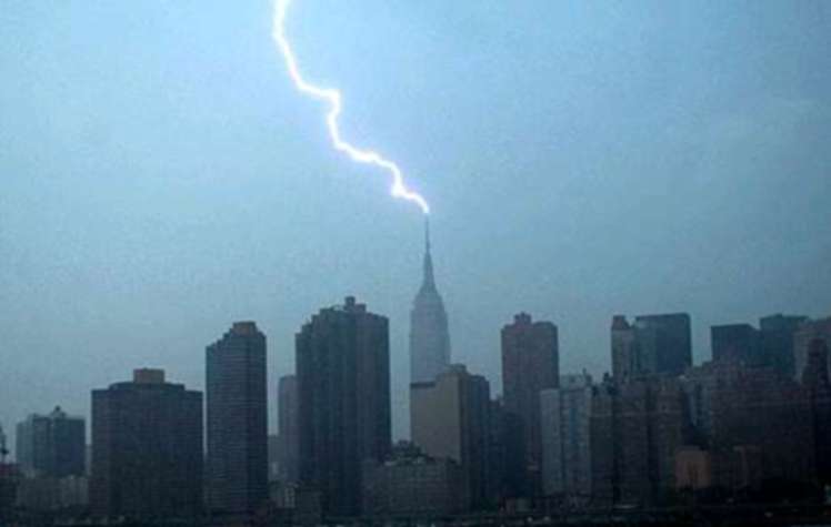纽约降暴雨 帝国大厦再遭闪电击中