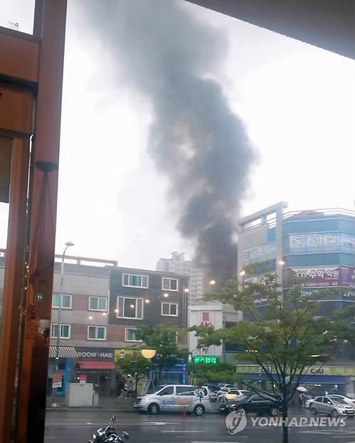 一架直升机在韩国光州市区坠毁 已致3人死亡