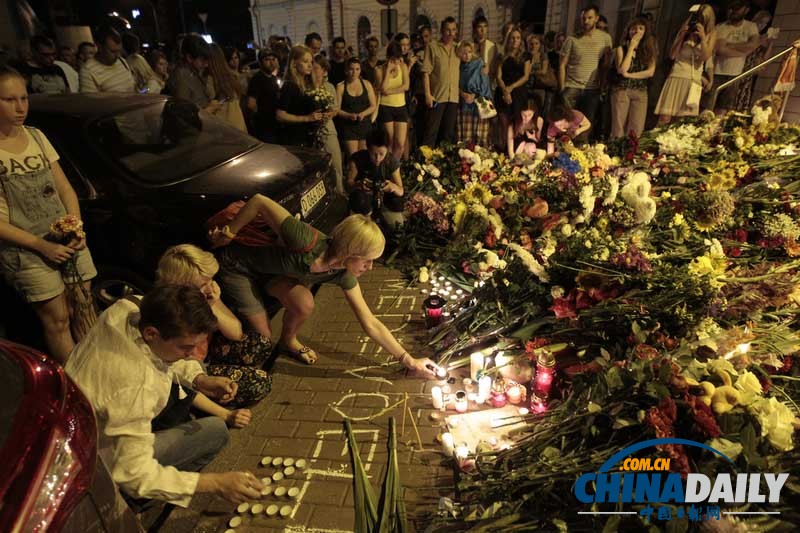 乌克兰民众于荷兰使馆前悼念马航坠机死难者