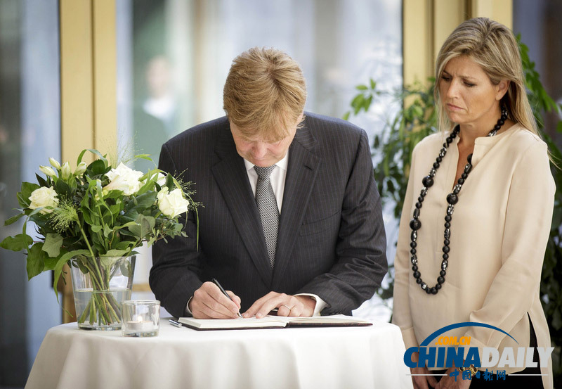 荷兰国王和王后在哀悼册上签名 悼念马航遇难者