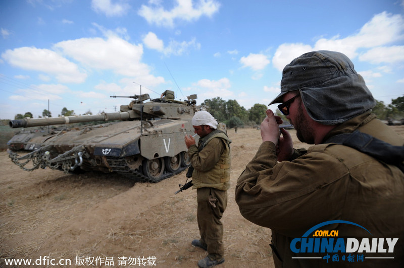 以色列士兵加沙边境集结待命 忙里偷闲沐浴抽烟睡觉