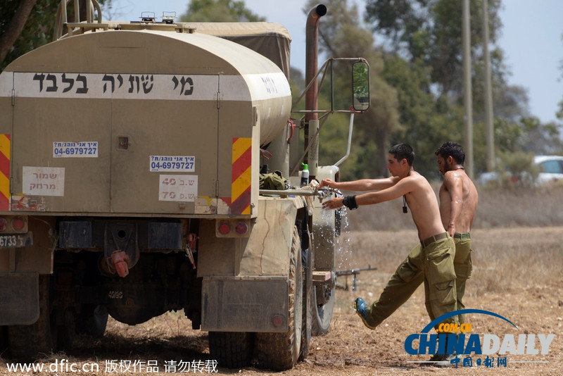 以色列士兵加沙边境集结待命 忙里偷闲沐浴抽烟睡觉