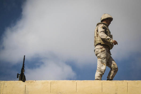 埃及边防检查站遇袭 21名士兵身亡