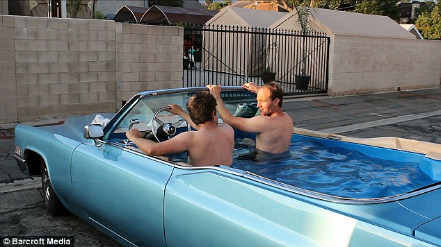 美国男子改古董车为世界移动最快的热水浴缸