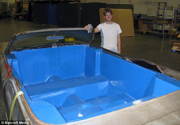 美国男子改古董车为世界移动最快的热水浴缸