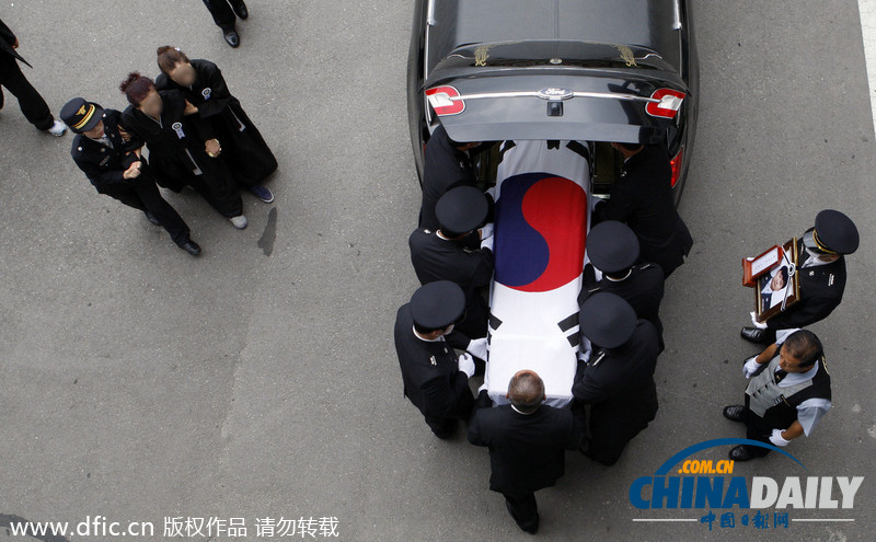 韩坠毁直升机遇难消防员遗体告别仪式举行 亲友悲痛
