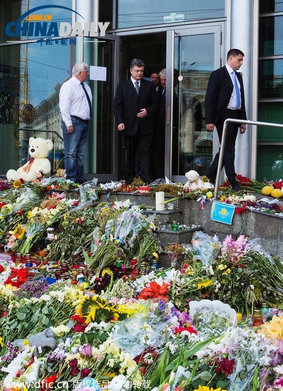 乌总统悼念遇难者 俄公布证据指乌军击落马航客机