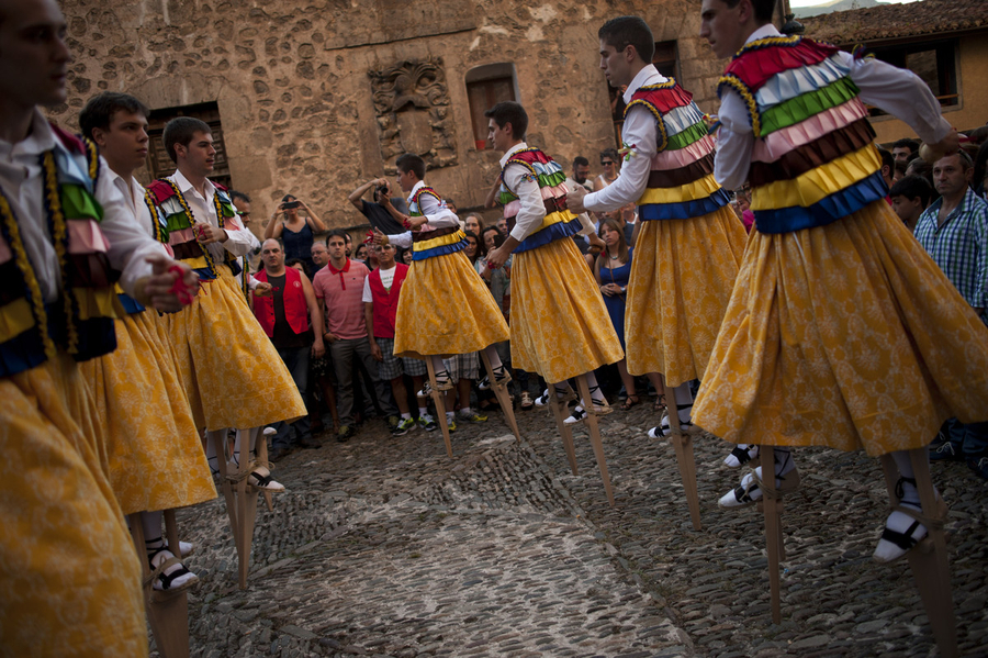 西班牙男子踩高跷穿裙子跳舞 分外妖娆