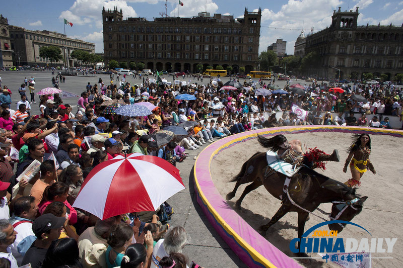 墨西哥马戏团抗议禁止使用动物 街头表演引围观
