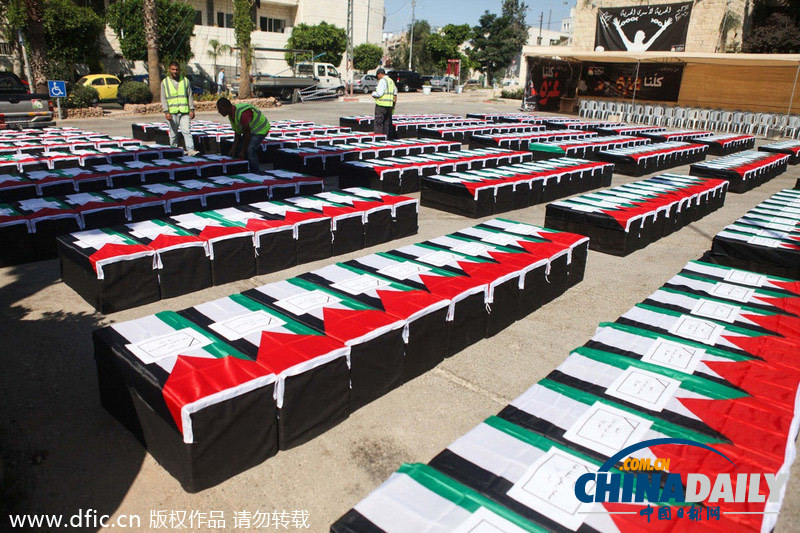 巴勒斯坦儿童亲吻“棺材”示威 谴责以色列空袭加沙