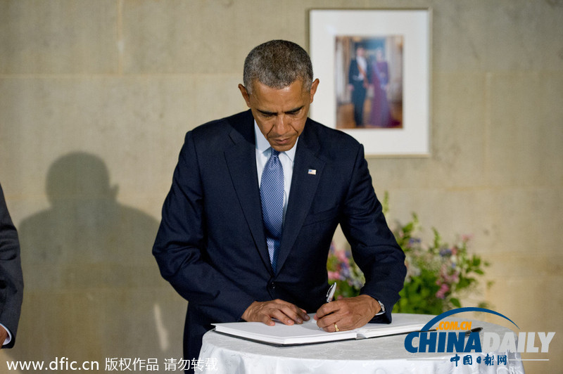 奥巴马前往荷兰驻美使馆 签署吊唁书向遇难者致哀