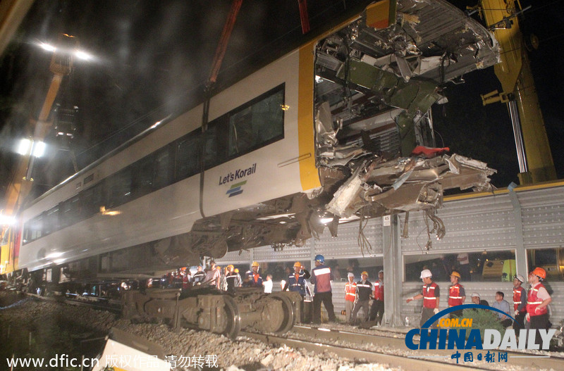 韩国两辆列车迎头相撞 致1死83伤（组图）
