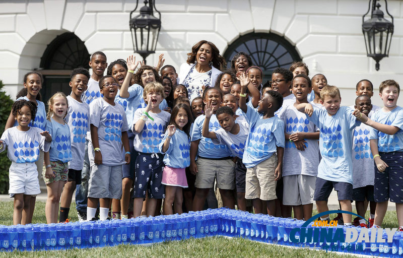米歇尔在白宫与孩子们推广喝水减肥 曾遭专家批驳