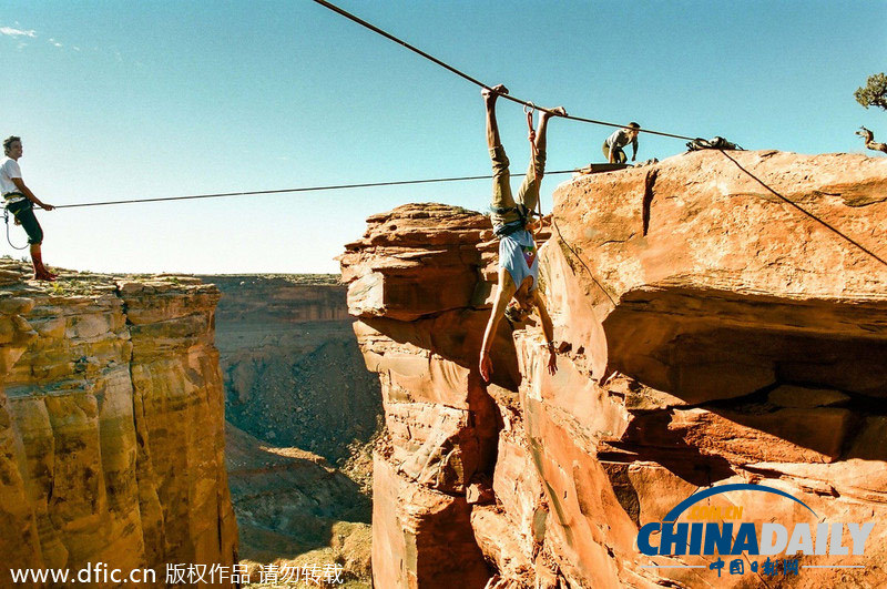 走软绳横跨450英尺高峡谷 倒挂金钩惊险至极