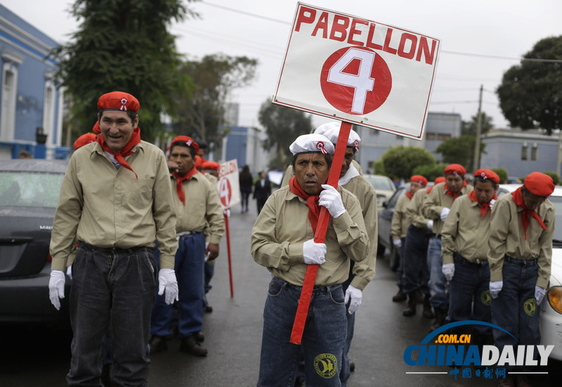 秘鲁精神病院病人“阅兵游行” 提前庆祝国庆日