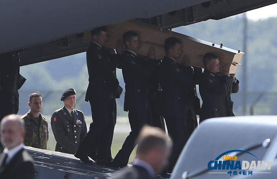 马航MH17首批遇难者遗体抵荷兰 国王首相迎接