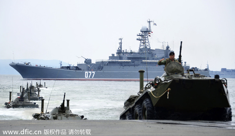 俄罗斯军队举行海军日阅兵彩排 鱼雷登陆舰亮相