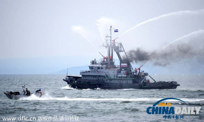 俄罗斯军队举行海军日阅兵彩排 登陆舰鱼雷亮相