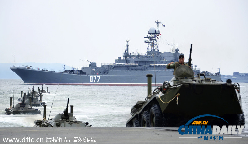 俄罗斯军队举行海军日阅兵彩排 登陆舰鱼雷亮相