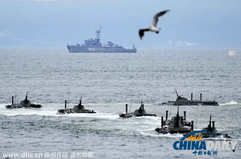 俄罗斯军队举行海军日阅兵彩排 登陆舰鱼雷亮相