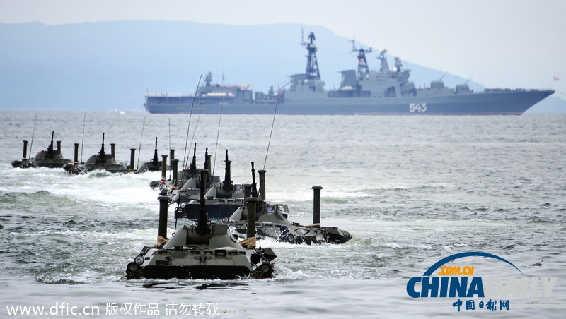 俄罗斯军队举行海军日阅兵彩排 登陆舰鱼雷亮相