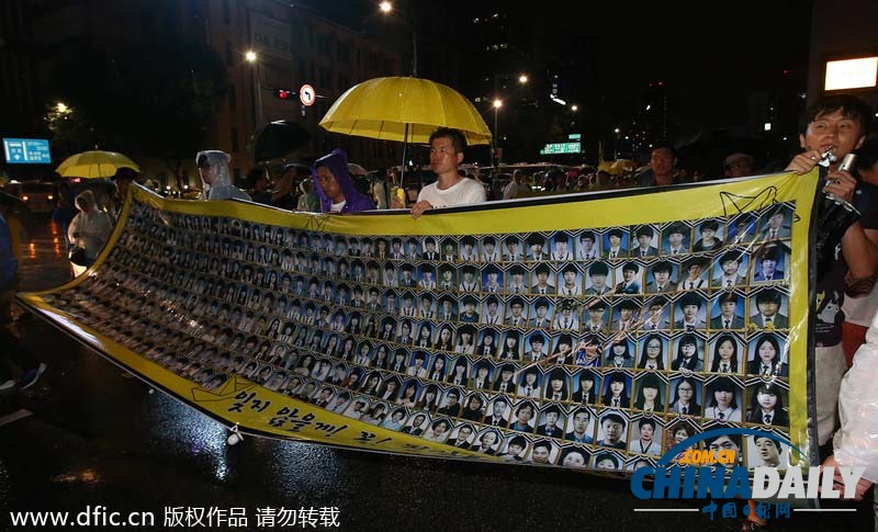韩国民众大规模游行与警方对峙要求彻查沉船事故