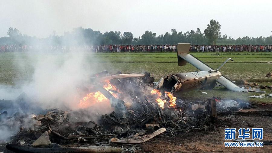 印度一架军用直升机坠毁致7人死亡(组图)