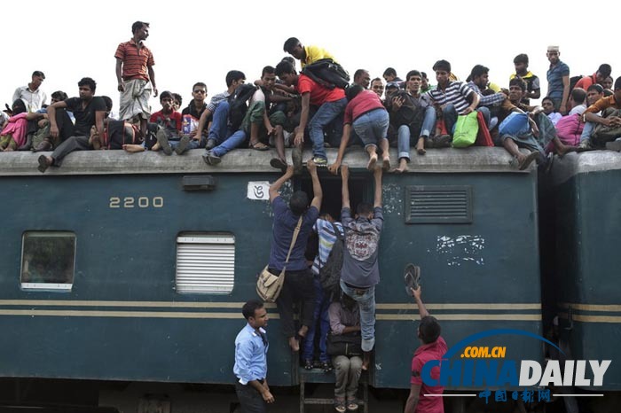 孟加拉国穆斯林挤火车回家过开斋节 场面失控人潮爆满