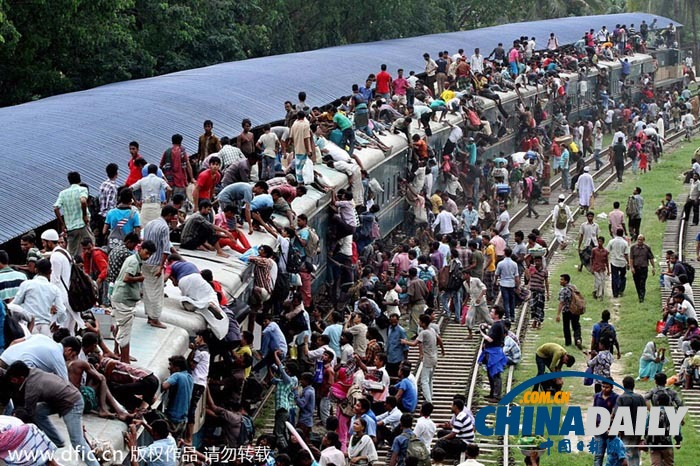 孟加拉国穆斯林挤火车回家过开斋节 场面失控人潮爆满