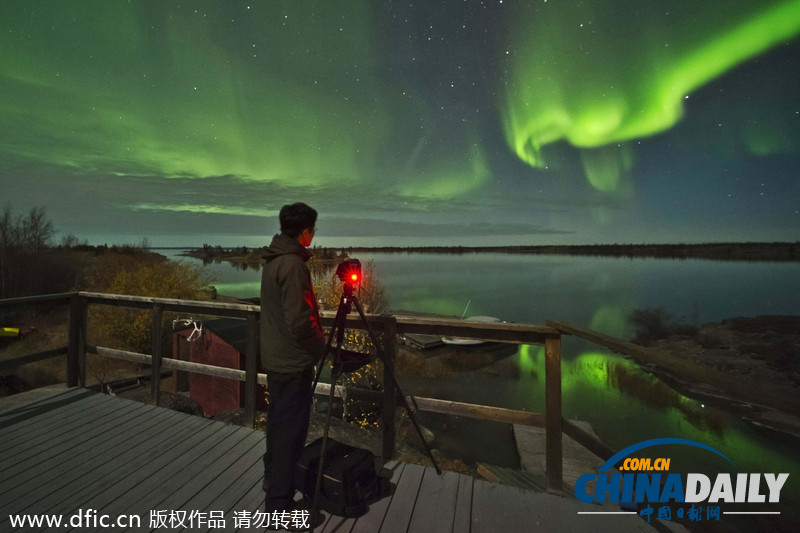 韩国摄影师拍摄旖丽北极光 流光溢彩惊艳世人