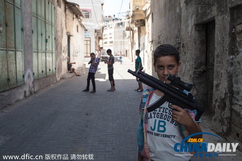 巴勒斯坦迎开斋节 儿童在炮火声中玩枪战游戏