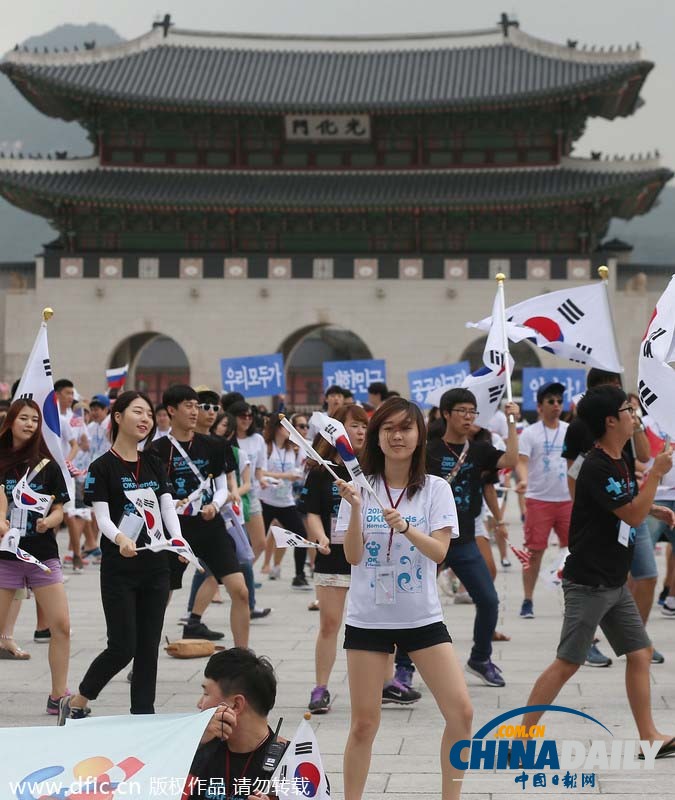 韩大学生光化门前“快闪” 宣传独岛是韩国领土