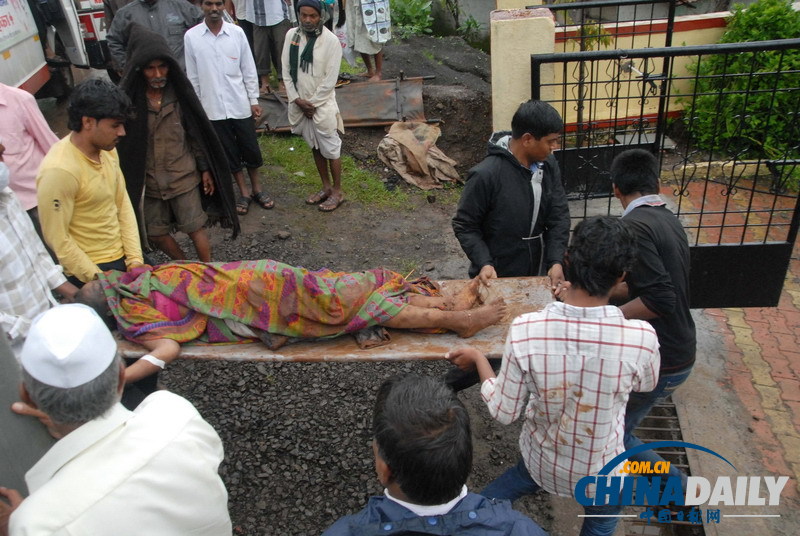 印度村庄爆发泥石流和山体滑坡 至少10人遇难