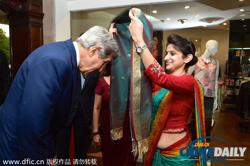 美国务卿克里访问印度 获美女赠围巾眉开眼笑