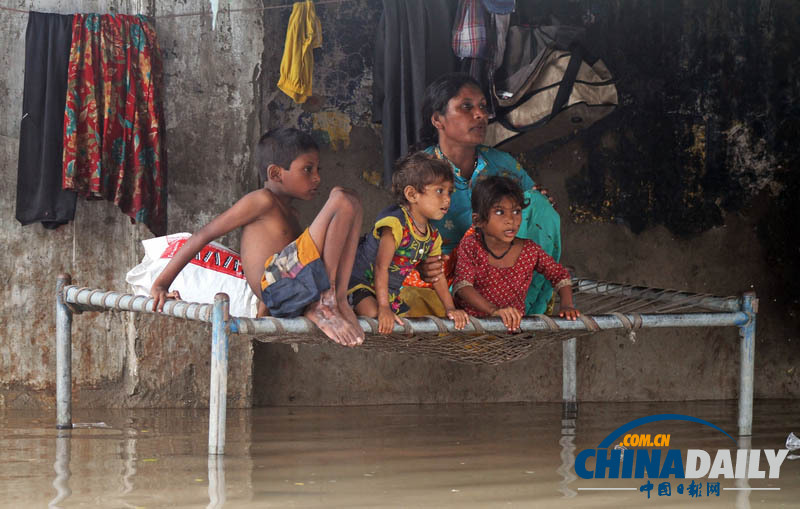 印度多地遭暴雨袭击 街道遭水淹车辆变“游船”