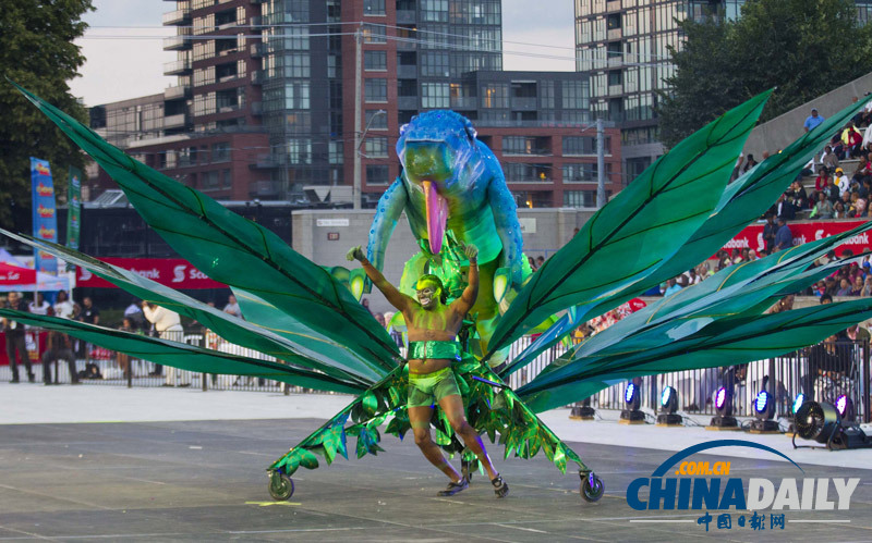 加拿大加勒比狂欢节“赛装会” 五彩缤纷装束超抢眼