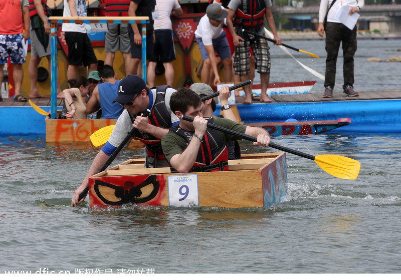 韩国举办趣味划船比赛 奇葩造型搞怪无极限