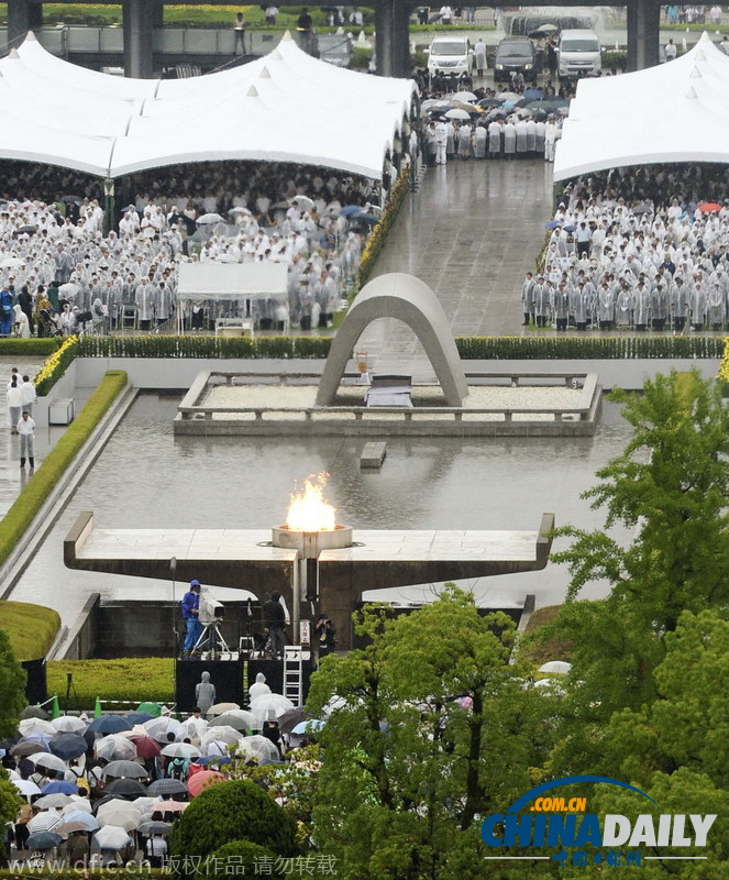 安倍晋三冒雨出席仪式 纪念广岛原子弹爆炸69周年