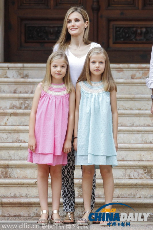 西班牙国王拖家带口享受假期 两位小公主萌萌哒