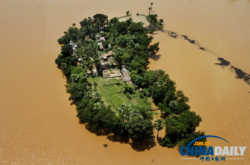 印度季风降雨引发洪水 居民住宅成“孤岛” 触目惊心
