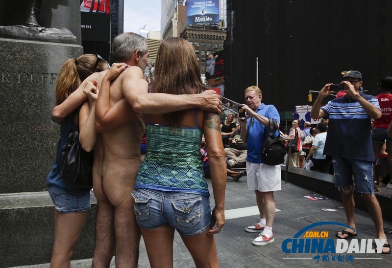 美一官员反对禁止裸体 身体力行裸身发表演讲