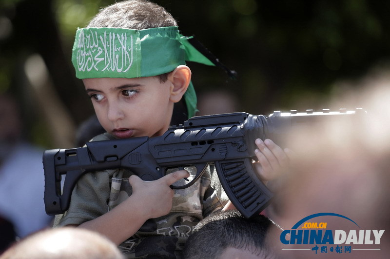 数千哈马斯支持者集会游行 巴勒斯坦儿童持玩具枪上阵